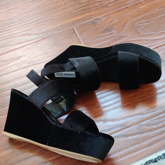 Steve Madden Carlyle Velvet Wedge Sandal - Picture 5 of 7